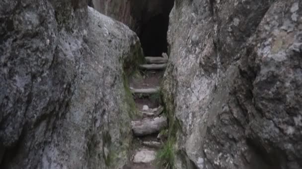 La cueva del útero también conocida como cueva de Utroba en Bulgaria — Vídeos de Stock