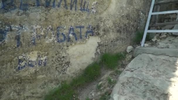 La entrada a la cueva del útero también conocida como cueva de Utroba en Bulgaria — Vídeo de stock