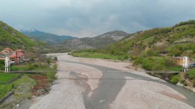 Bir asma köprü altında uçan