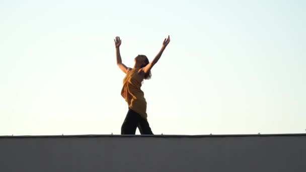 建筑上的抽象艺术舞蹈表演 — 图库视频影像