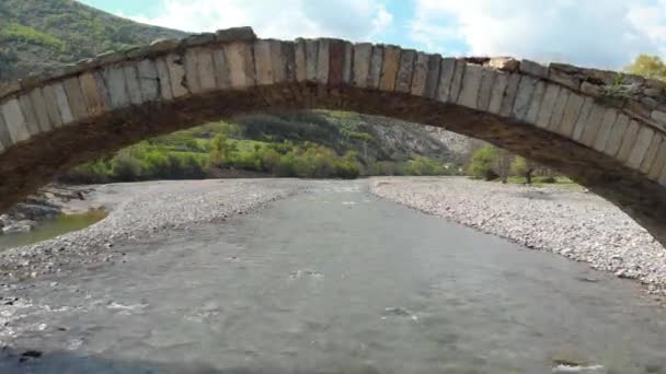 Vista aérea de un antiguo puente de piedra con arcos — Vídeos de Stock