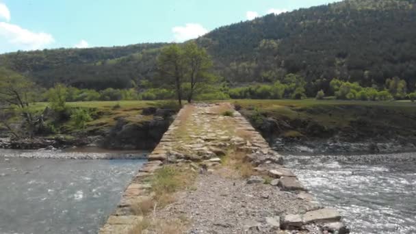 Veduta aerea di un antico ponte in pietra con archi — Video Stock