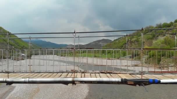 Tampilan udara dari jembatan suspensi — Stok Video