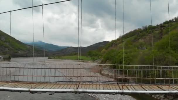 Bir asma köprünün havadan görünümü — Stok video