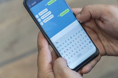Akıllı telefonda hiyerogliflerle yabancı mesajlar yazma