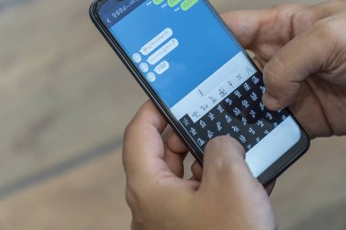 Akıllı telefonda hiyerogliflerle yabancı mesajlar yazma