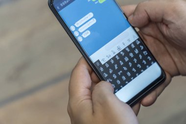 Akıllı telefonda hiyerogliflerle yabancı mesajlar yazma