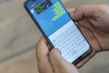 Akıllı telefonda hiyerogliflerle yabancı mesajlar yazma