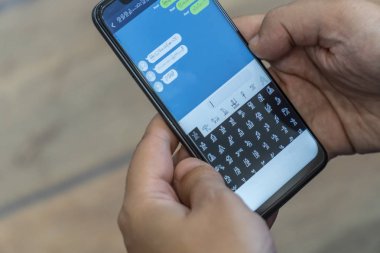 Akıllı telefonda hiyerogliflerle yabancı mesajlar yazma