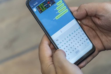 Akıllı telefonda hiyerogliflerle yabancı mesajlar yazma