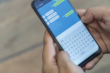 Akıllı telefonda hiyerogliflerle yabancı mesajlar yazma