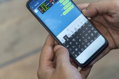 Akıllı telefonda hiyerogliflerle yabancı mesajlar yazma