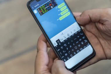 Akıllı telefonda hiyerogliflerle yabancı mesajlar yazma