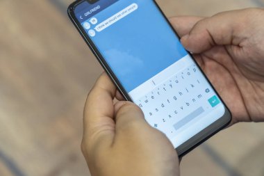 Diğer insanların akıllı telefondaki mesajlarını görmeliyiz.