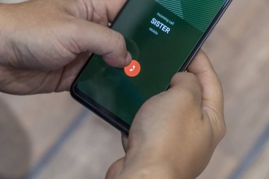 Kız kardeşine asılan adam