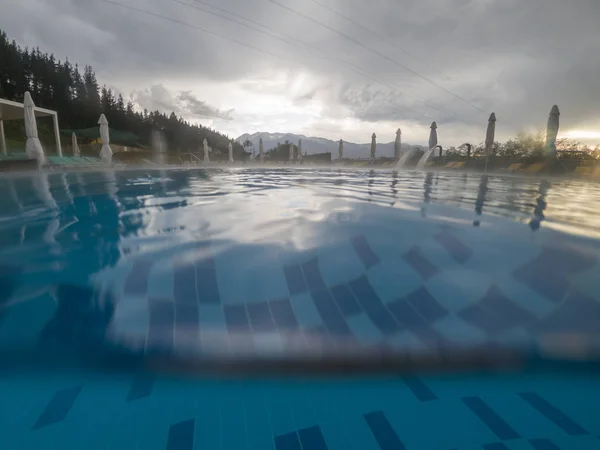 큰 수영장 을 통해 나쁜 날씨 — 스톡 사진