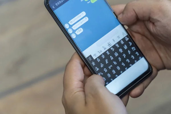 Escribir mensajes alienígenas con jeroglíficos en un smartphone — Foto de Stock