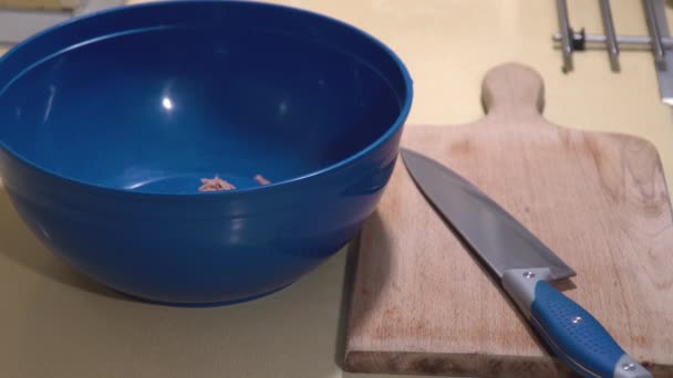 Coupe de légumes pour une salade de thon saine — Video