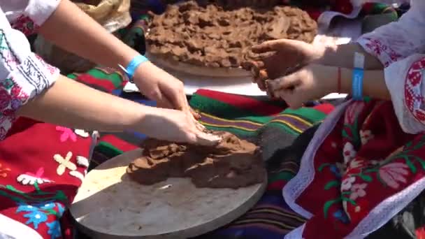 Het maken van aardewerk pan genaamd podnik of podnitsa — Stockvideo