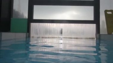 Kapalı ve açık yüzme havuzunun sıcak bağlantısı