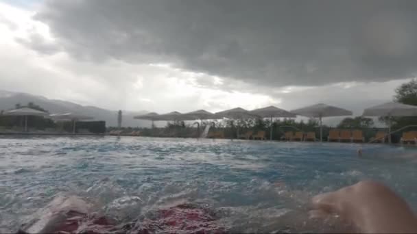 Olhando para as nuvens em uma grande piscina — Vídeo de Stock