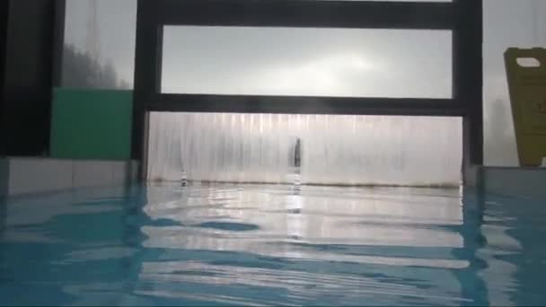Conexión cálida de piscina cubierta y al aire libre — Vídeo de stock