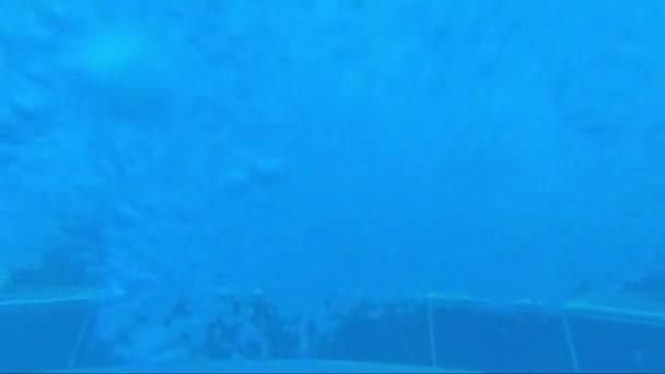 Bublinová bublina s proudem vzduchu pod vodou — Stock video