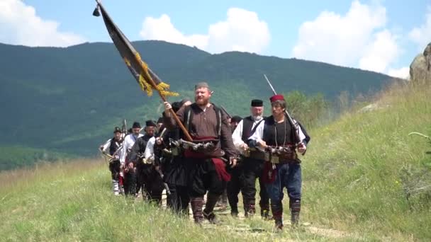 Manifestación de guerreros Hajduci durante el festival tradicional bulgaro — Vídeos de Stock