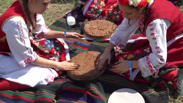 Hagyományos bolgár folklór fesztivál táncok és kézművesség demonstrációja — Stock videók