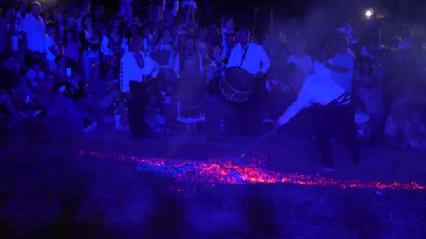 Ritual búlgaro tradicional de caminhada a fogo chamado Nestinarstvo — Vídeo de Stock