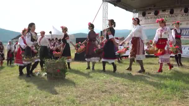 Tradycyjny taniec na owocne żniwo bułgarskiej róży — Wideo stockowe