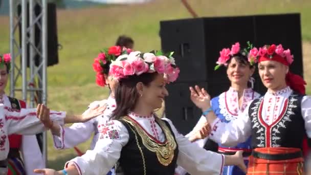 Danza tradicional para la cosecha fructífera de la rosa búlgara — Vídeos de Stock