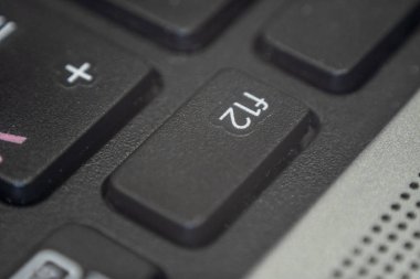 Klavyedeki f12 tuşuna yakın