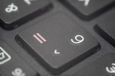 Klavyedeki 6 ve eşittir işaret tuşunu kapatın