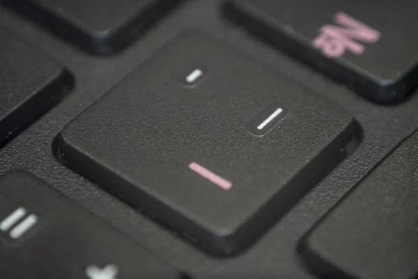 Cierre del letrero de guion en un teclado — Foto de Stock
