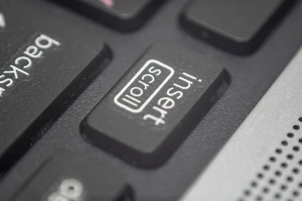 Cierre de la tecla de inserción en un teclado — Foto de Stock