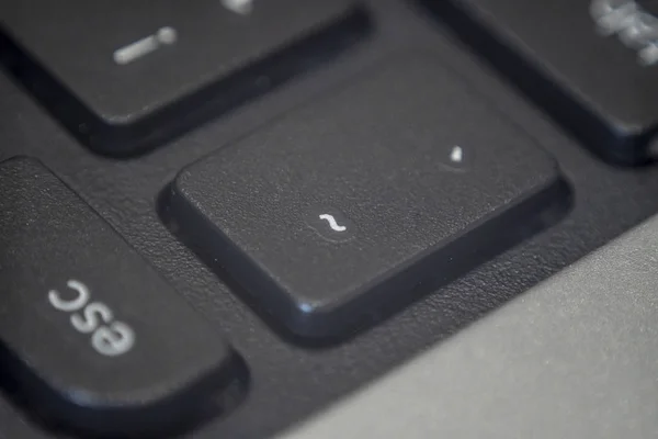 Primer plano del signo de tilde en un teclado — Foto de Stock