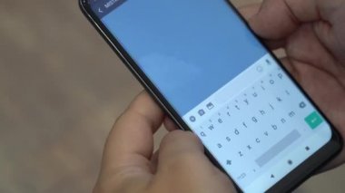Adam metresi ile mesajlaşma ve karısından bir çağrı reddederek
