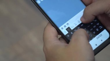 Akıllı telefonda hiyerogliflerle yabancı mesajlar yazma