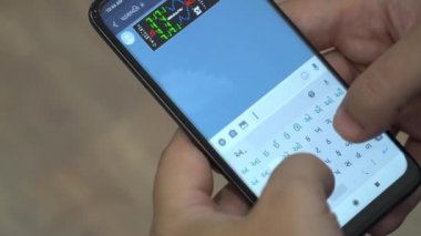 Akıllı telefonda hiyerogliflerle yabancı mesajlar yazma