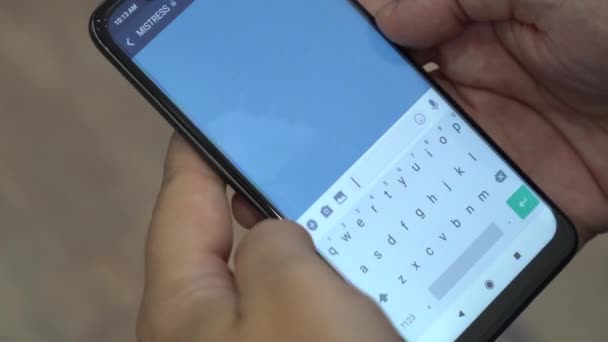 Hombre enviando mensajes de texto con su amante y rechazando una llamada de su esposa — Vídeos de Stock