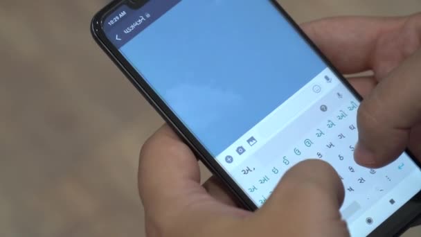 Buitenaardse berichten schrijven met hiërogliefen op een smartphone — Stockvideo