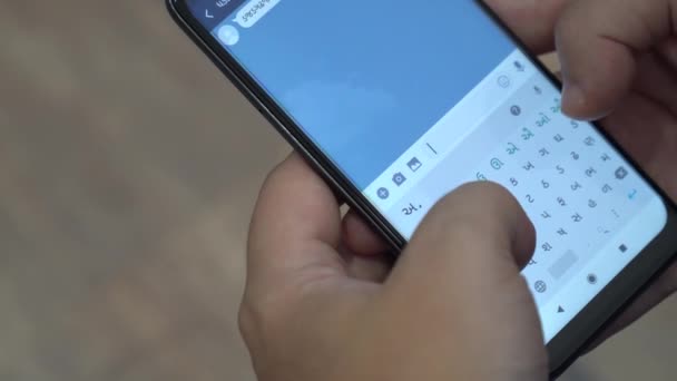 Escribir mensajes alienígenas con jeroglíficos en un smartphone — Vídeo de stock