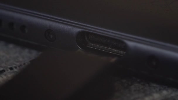 Κοντινά πλάνα της φόρτισης του smartphone με καλώδιο USB — Αρχείο Βίντεο