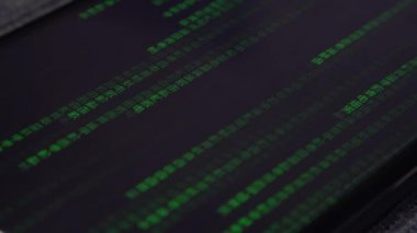Akıllı telefon ekranında yeşil kod yağmuru