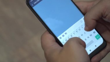 Diğer insanların akıllı telefondaki mesajlarını görmeliyiz.