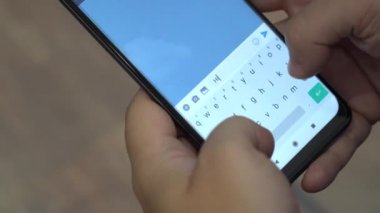 Diğer insanların akıllı telefondaki mesajlarını görmeliyiz.
