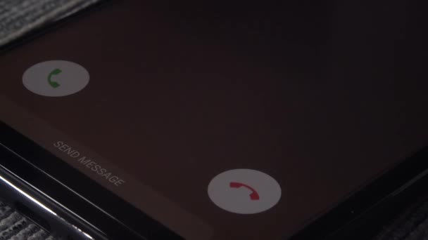 Отримання дзвінка від дівчини на мобільному телефоні — стокове відео