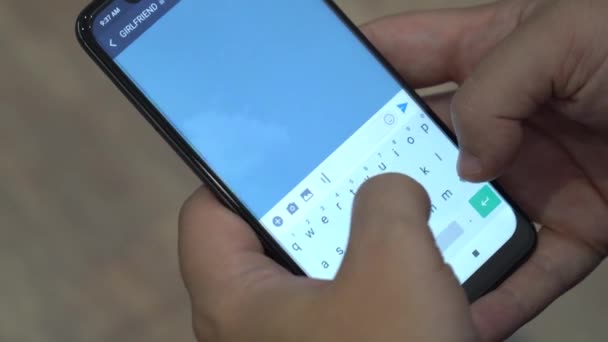 We zouden andere mensen tekst op een smartphone moeten zien — Stockvideo