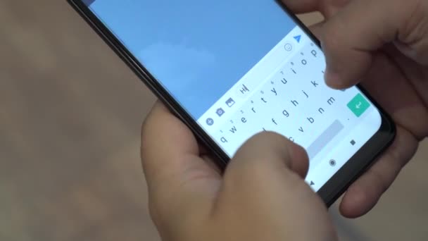 Wir sollten sehen, wie andere Menschen Text auf einem Smartphone schreiben — Stockvideo